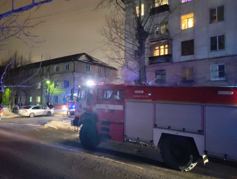 В Челябинске сотрудники МЧС спасли 13 человек из горящего дома