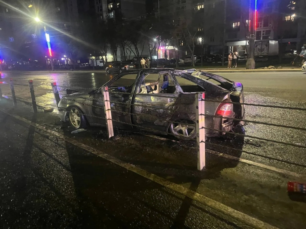 Автомобиль вспыхнул на ходу и врезался в тросовое ограждение в Челябинске*