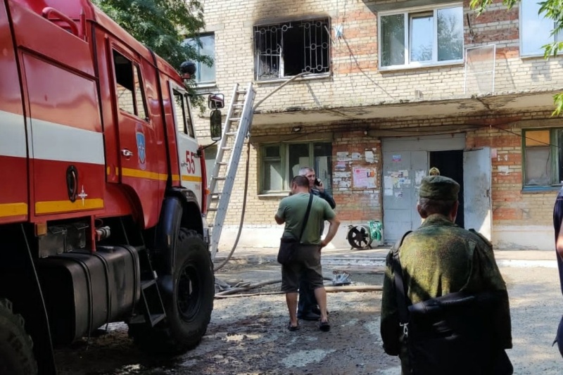 В Троицке пожарные вывели людей из горящего дома