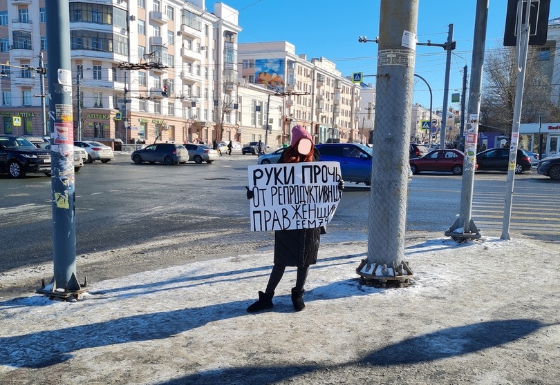Челябинские феминистки вновь вышли на одиночные пикеты