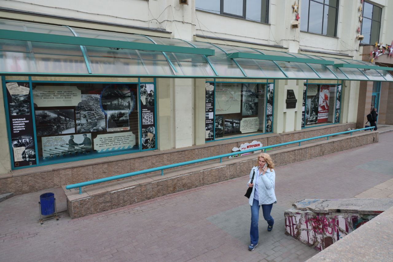 Витрины культового магазина в центре Челябинска превратили в фотовыставку