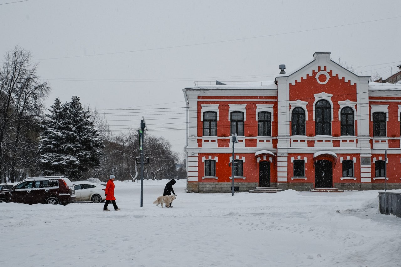 Снежное начало недели: Челябинск превратился в белый мегаполис