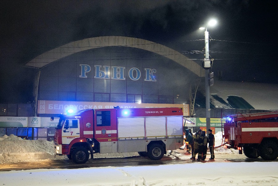 Два человека пострадали при пожаре на рынке в Челябинске*1