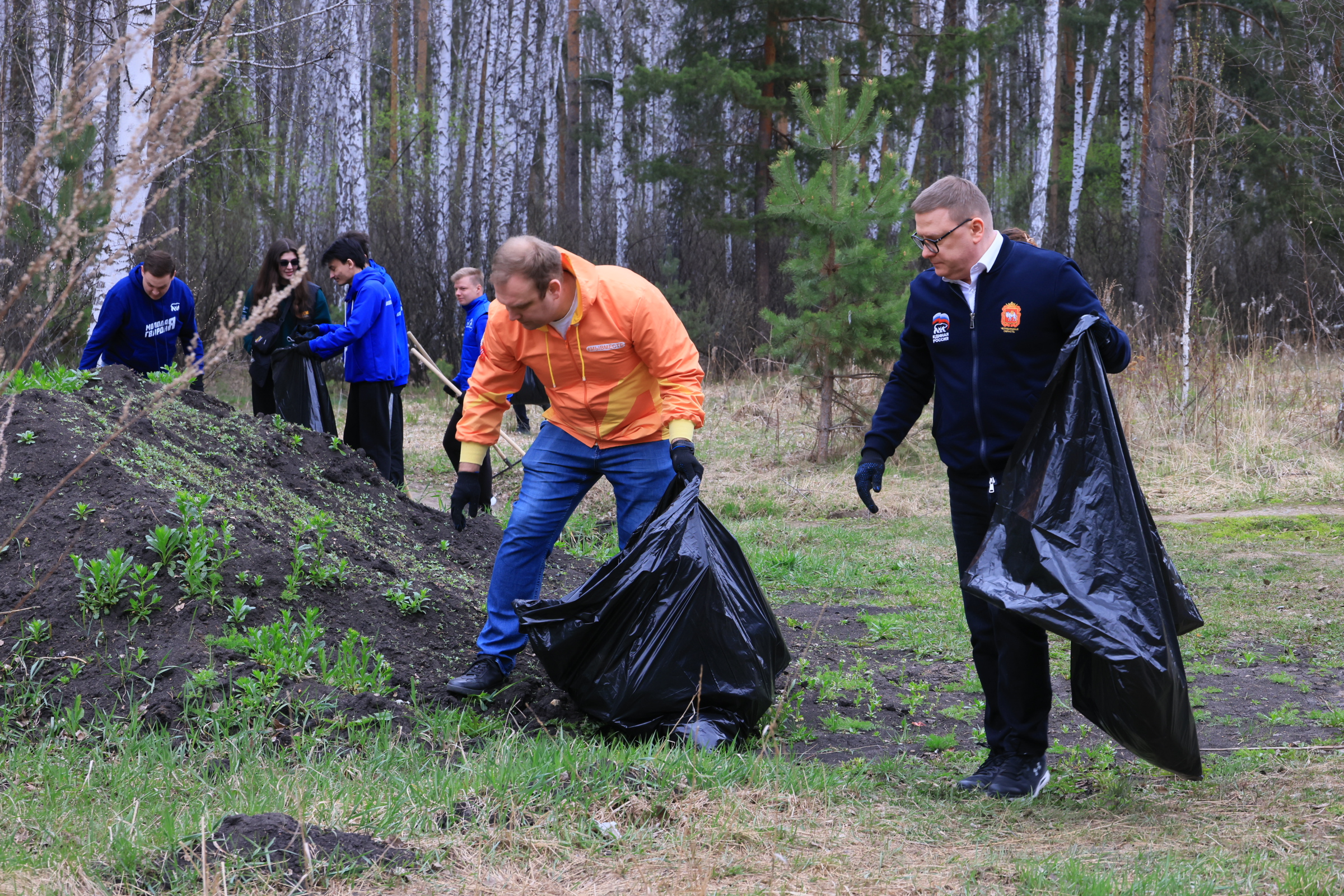 Алексей Текслер помог челябинцам убрать мусор в Экопарке