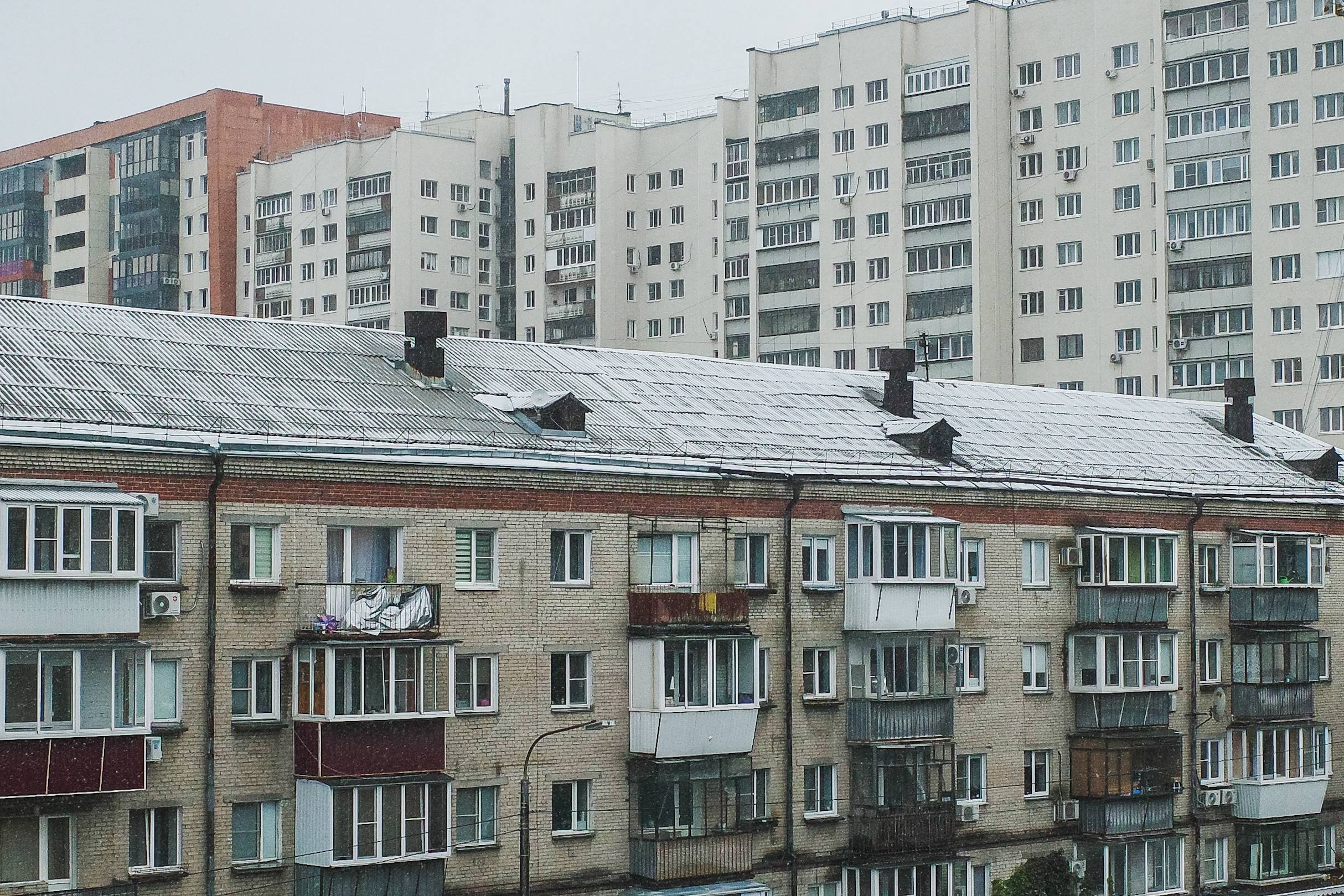 Поехали автомобили в «глазури»: в Челябинск пришел октябрь