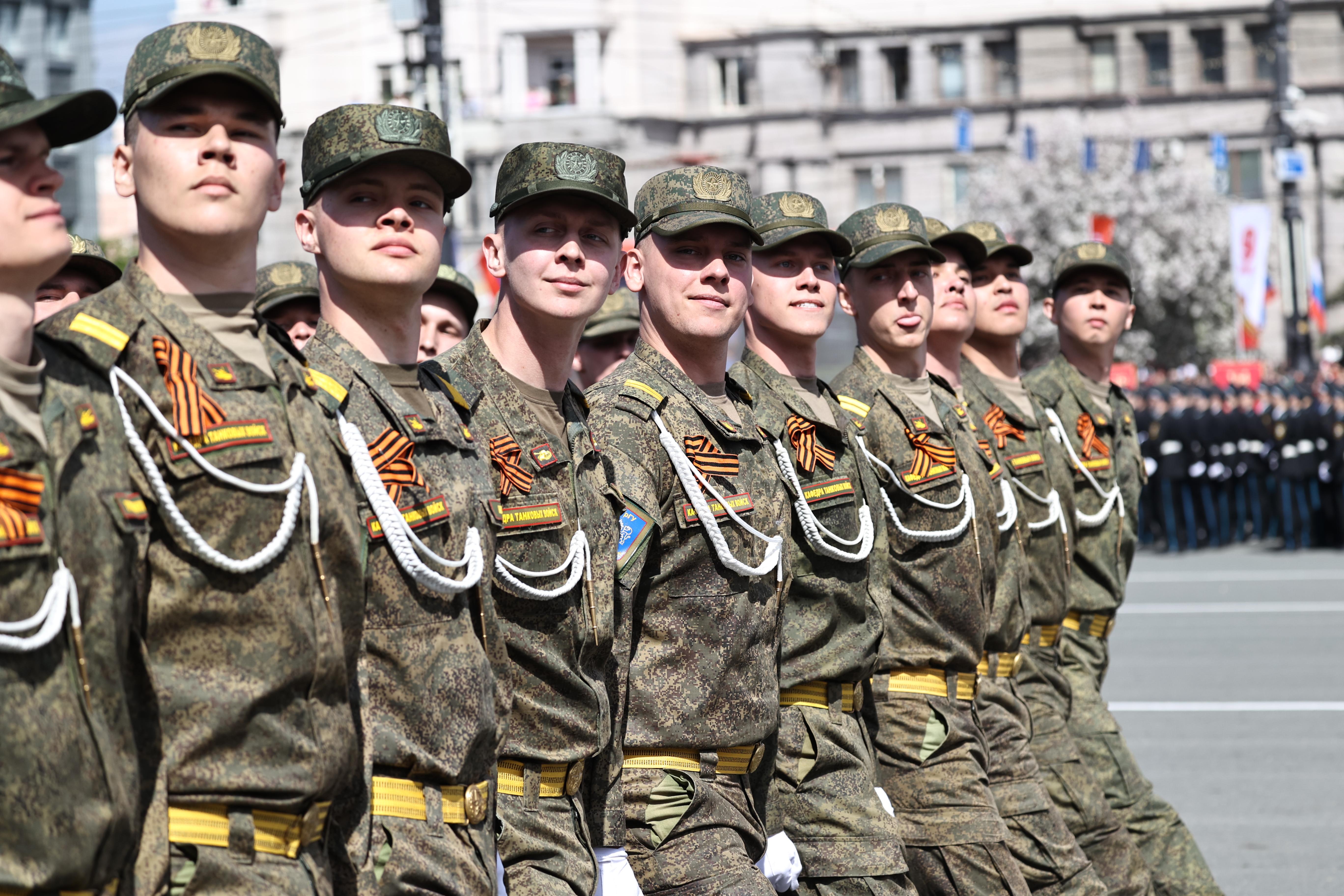Парад Победы в лицах: эмоциональный фоторепортаж из сердца Челябинска
