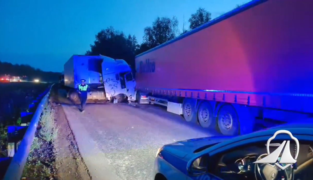 Два человека пострадали при столкновении фур на М5 в Челябинской области*