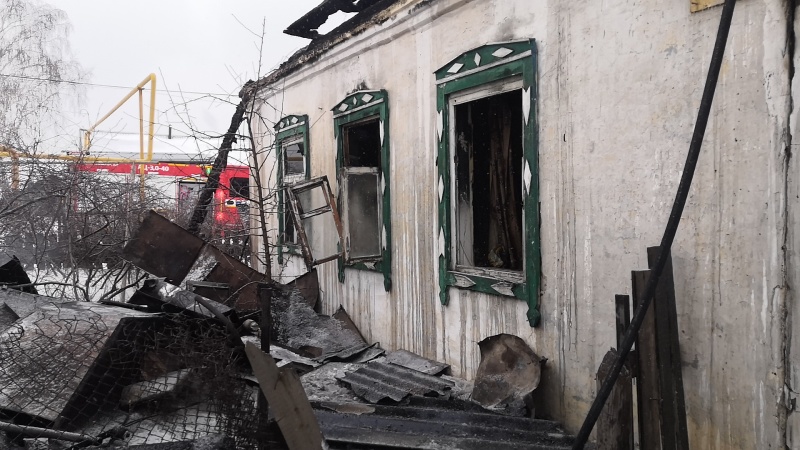 При пожаре в Челябинске обрушилась кровля дома, погибли двое