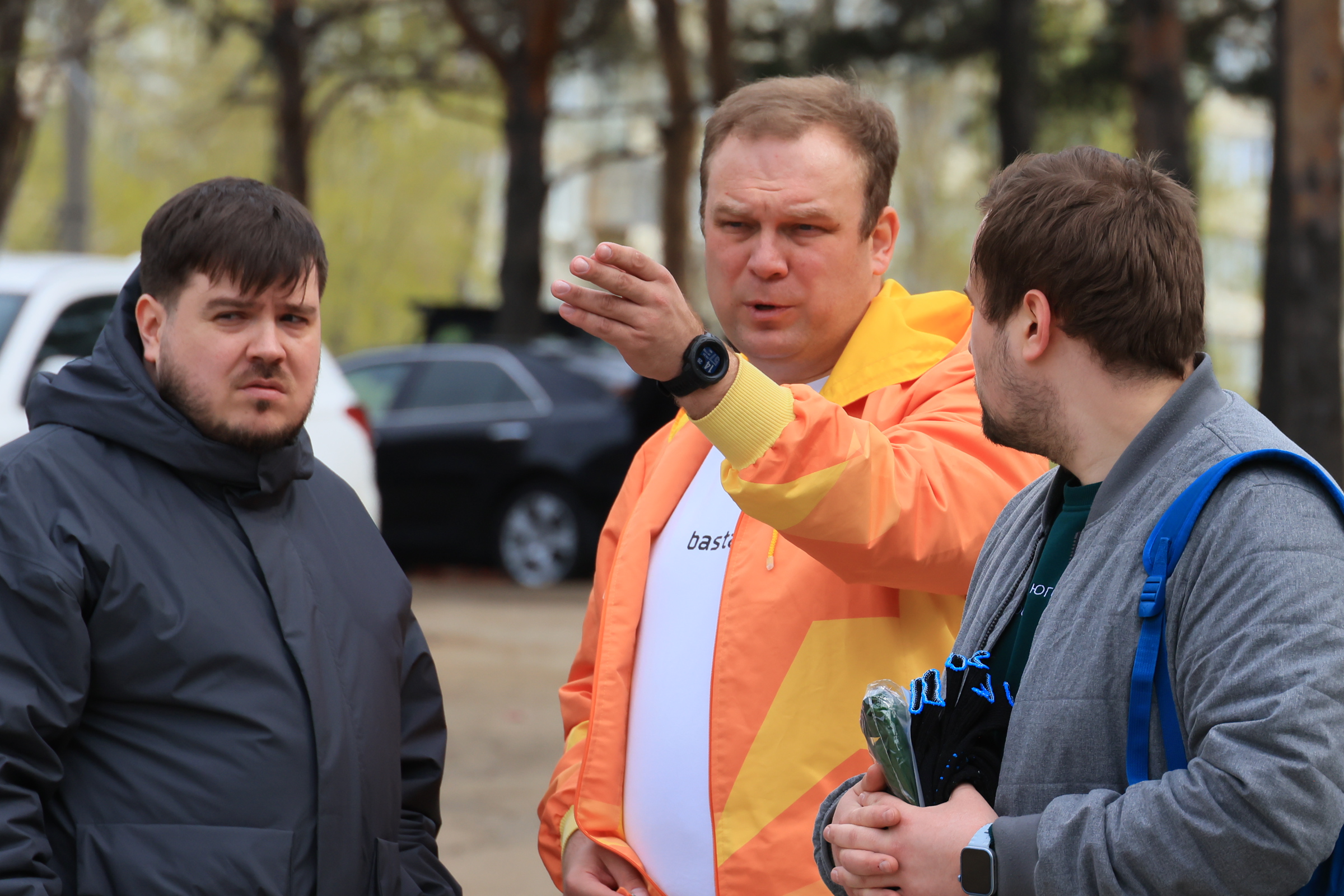 Алексей Текслер помог челябинцам убрать мусор в Экопарке