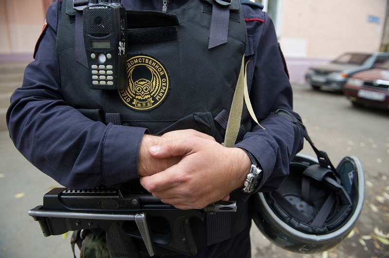 Челябинку забрали в полицию за удар кружкой по лицу