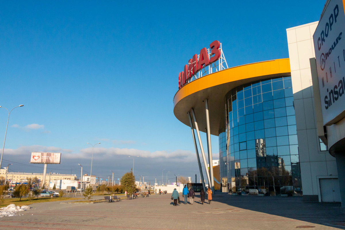 Сорвавшиеся тележки сбили с ног девушку в челябинском ТРК «Алмаз»*