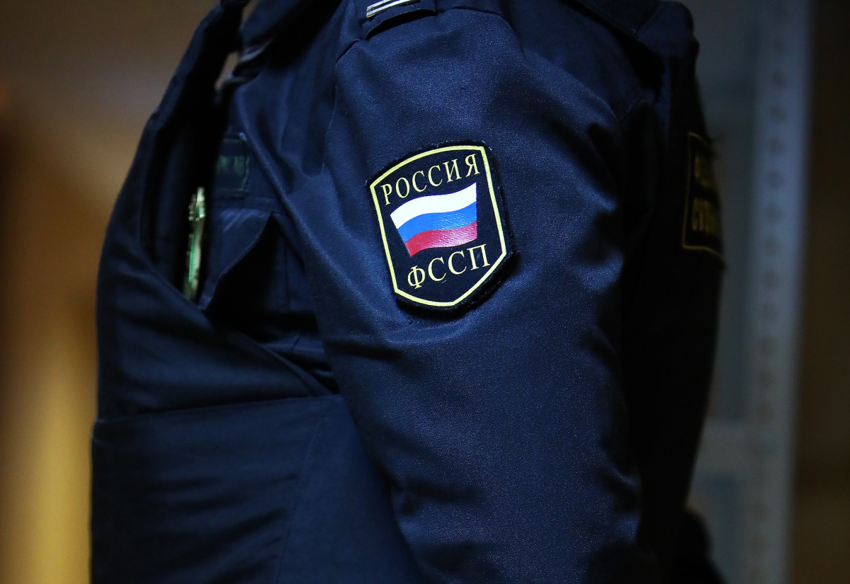 Приставы заставили челябинца отдать жене аппарат для эпиляции и робот-пылесос*1