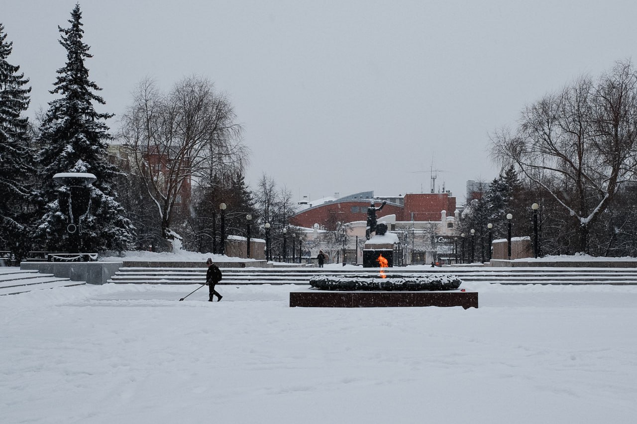Снежное начало недели: Челябинск превратился в белый мегаполис