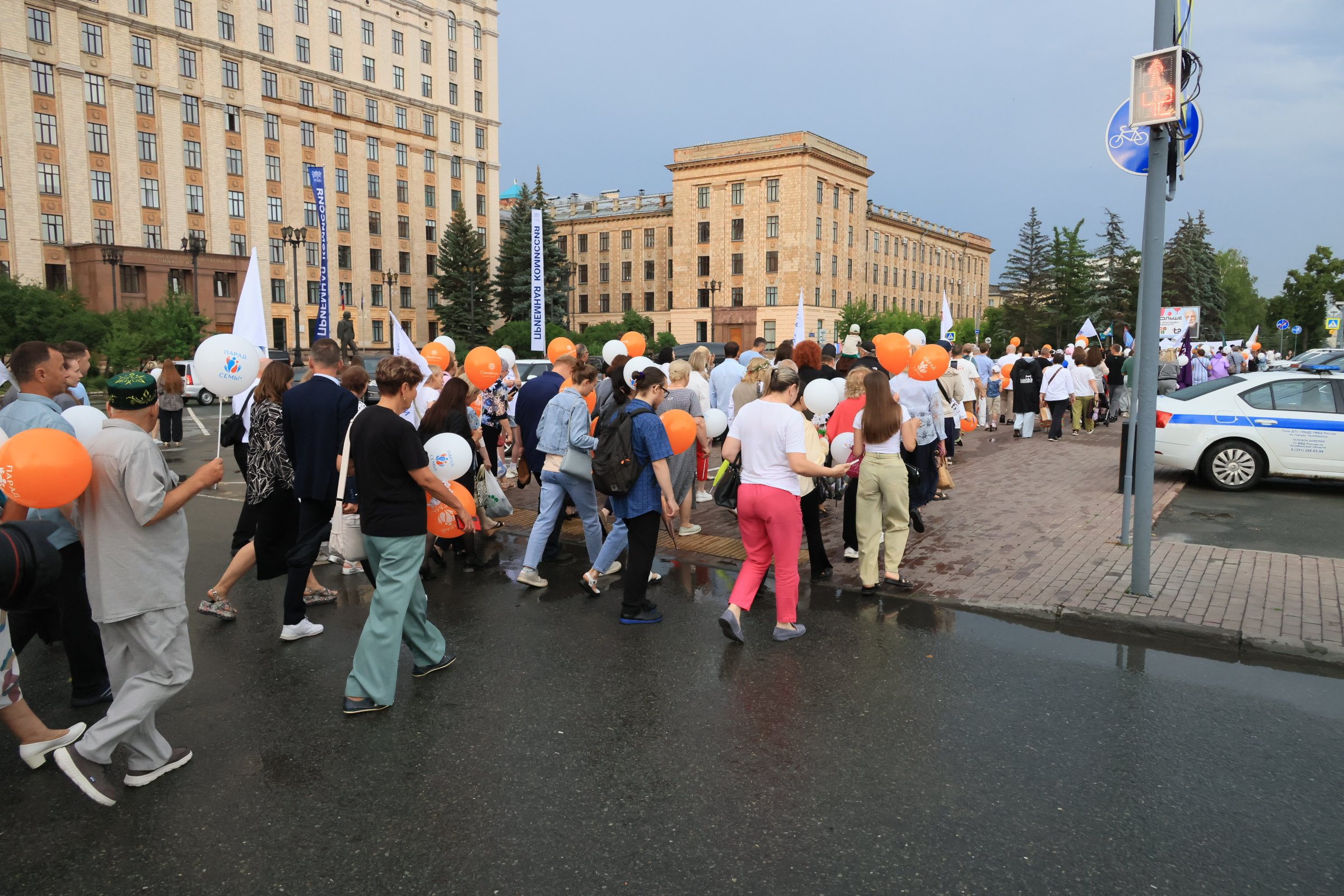 Более 3 тысяч человек прошли парадом по Челябинску в честь Дня семьи