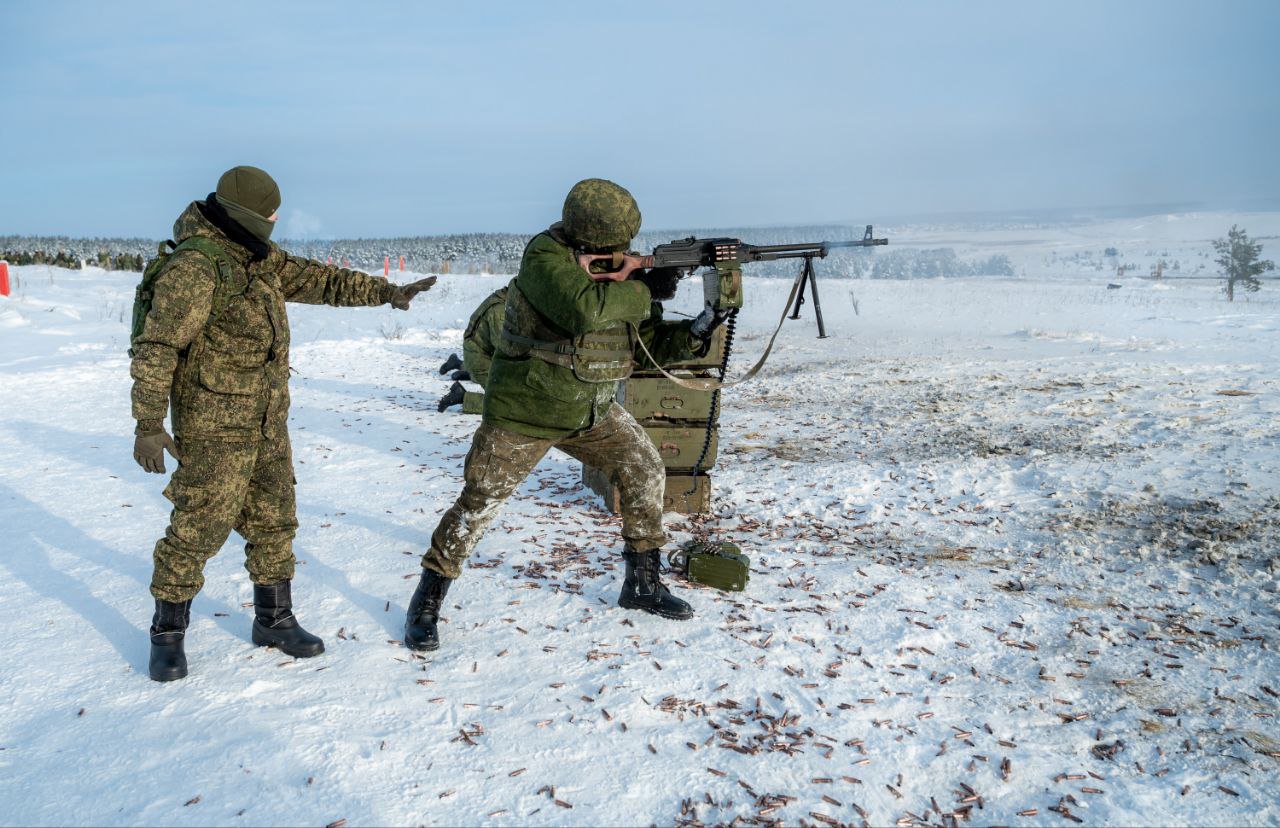 В Златоусте передали внедорожник бойцам спецоперации*1