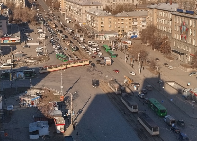 Движение трамваев встало в Челябинске из-за схода вагона на Теплотехе
