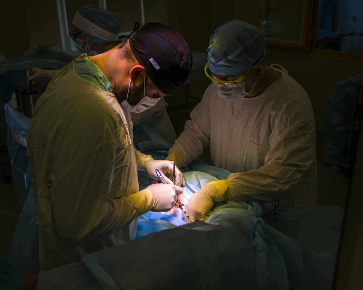 Челябинские онкологи бьют киберножом без промаха*