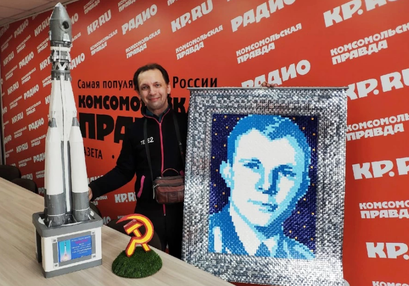 Челябинец сплёл огромное панно-мозаику с Гагариным из обёрточной бумаги
