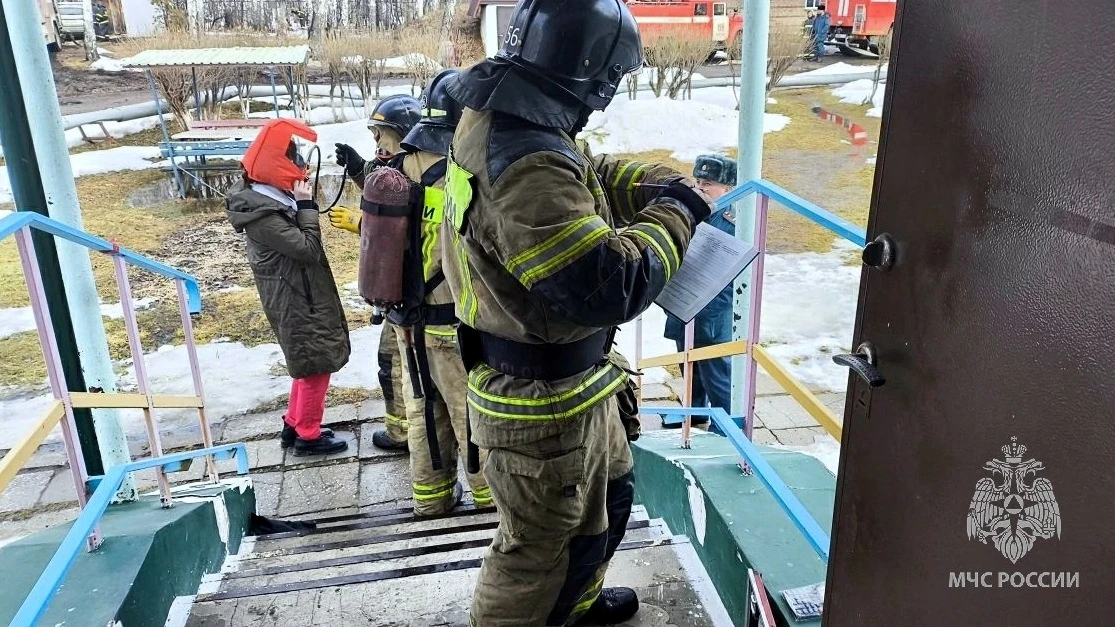 Спасатели защитили детский лагерь от лесного пожара в Челябинской области