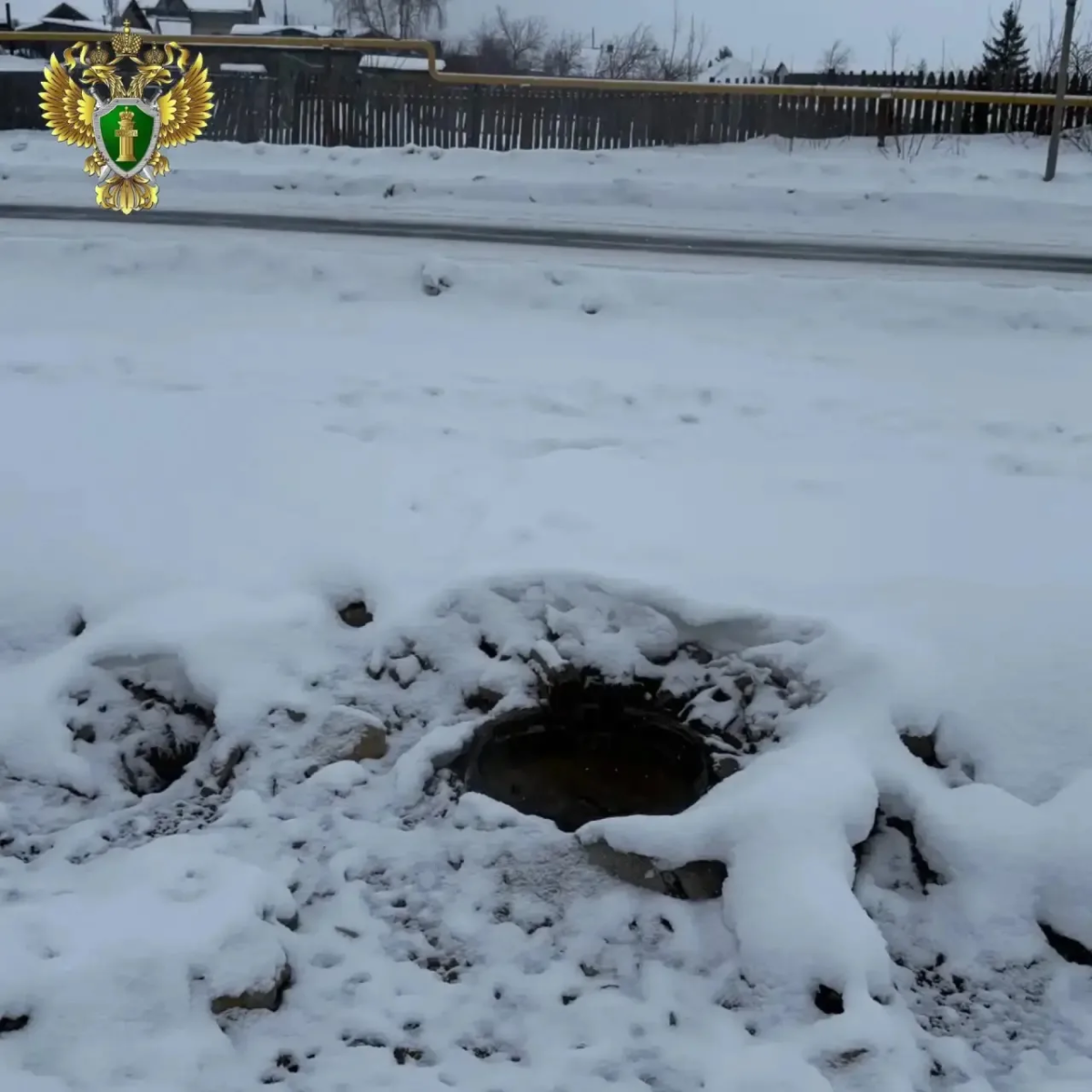 В Каслях после вмешательства прокуратуры закрыли опасные люки*