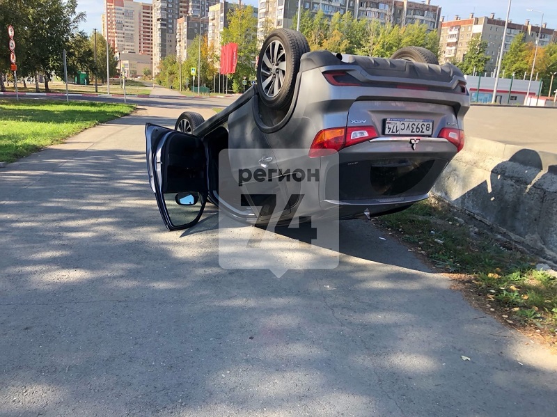 Бабушка перевернула машину, не увидев «обрыв» на парковке в Челябинске