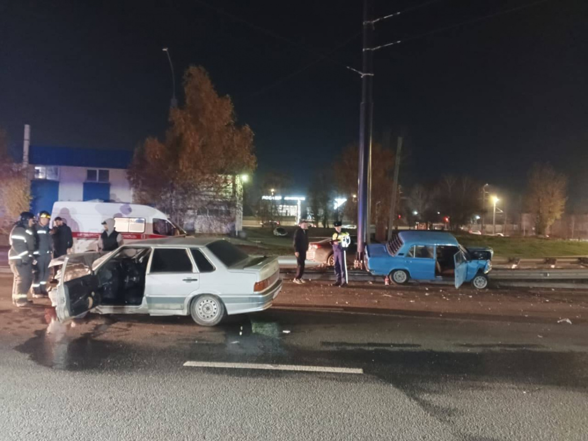 ВАЗ влетел в бетонное ограждение на Свердловском тракте в Челябинске*