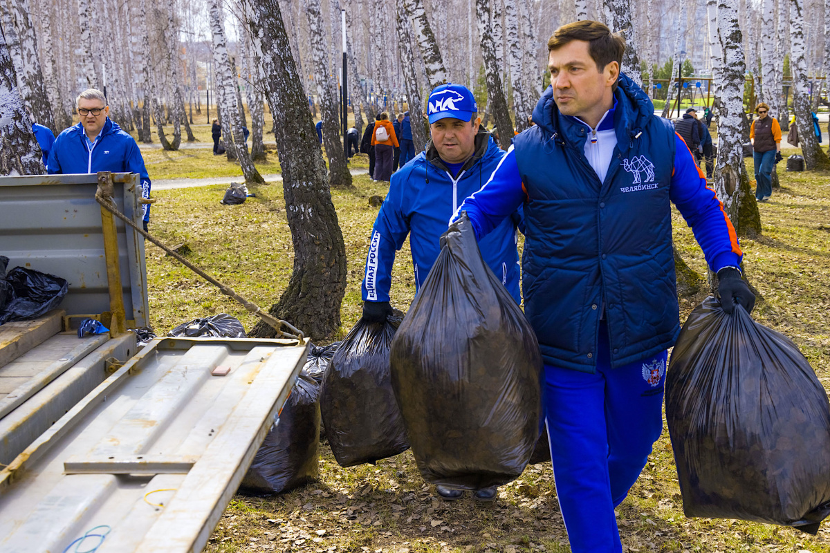 Мэр показал пример и не стал ждать субботы — субботник начался в четверг*