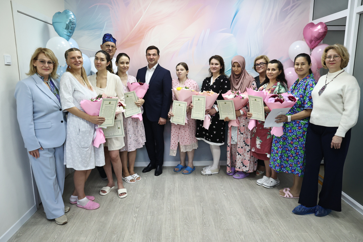 Глава Алексей Лошкин поздравил мам, чьи малыши родились в День города*1