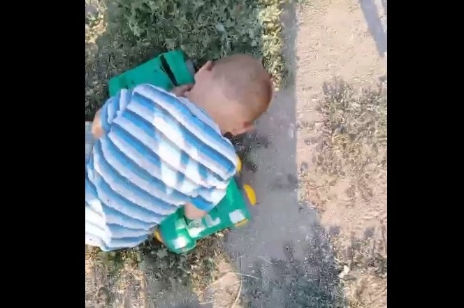 Челябинский омбудсмен заступилась за маму уснувшего на обочине малыша