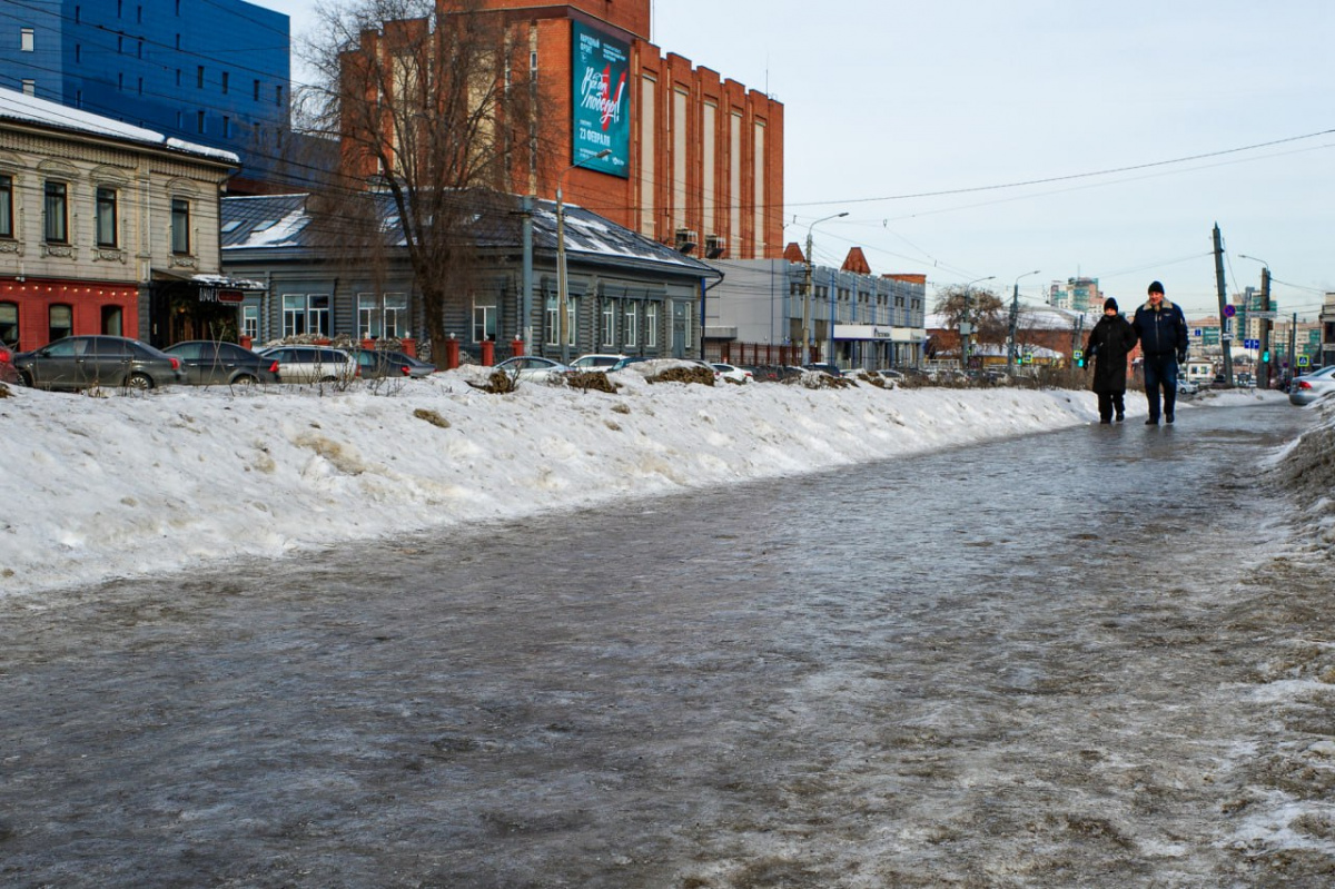 Ледяной плен: в Челябинске тротуары превратились в полосу препятствий*