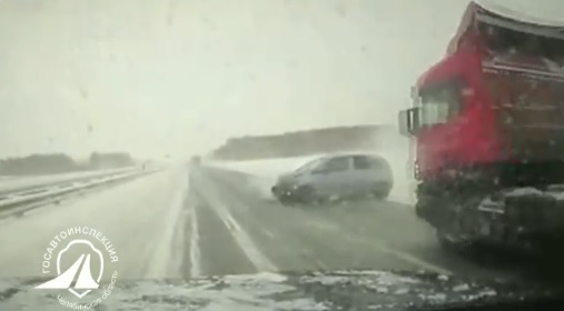 Момент жуткого ДТП на трассе Москва-Челябинск попал на видео