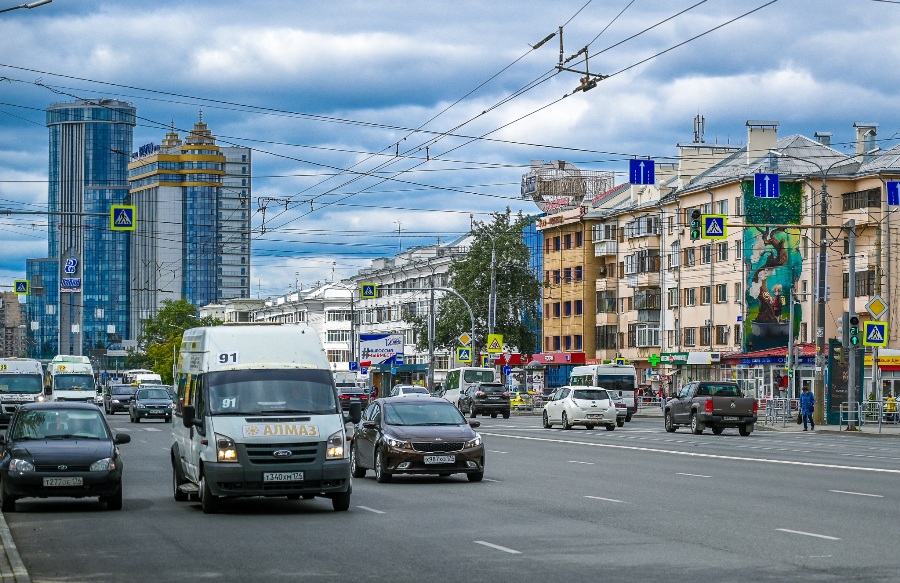 В Челябинске ДТП и обилие транспорта спровоцировали утренние заторы*1
