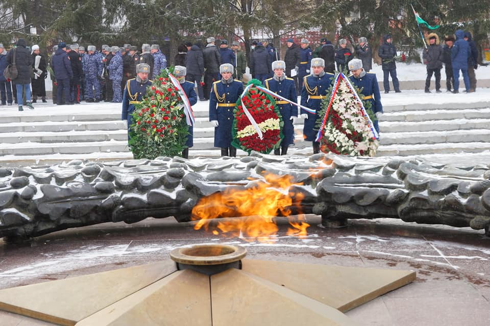 Губернатор Алексей Текслер возложил цветы к Вечному огню в Челябинске