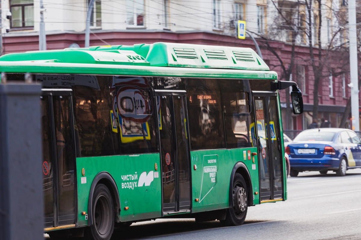 Инспекторы под прикрытием ловят водителей автобусов в Челябинске*