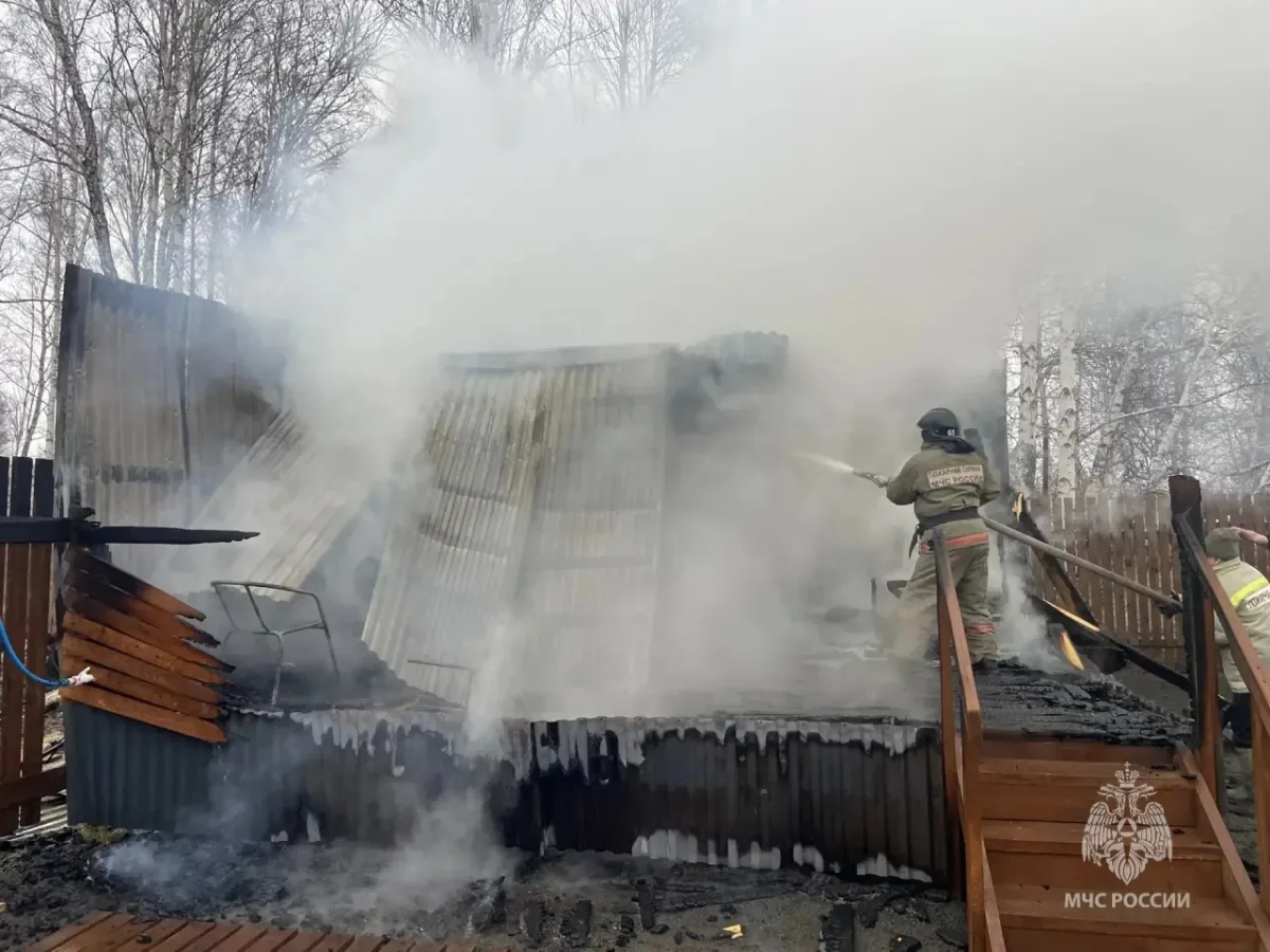 В Челябинской области огнеборцы не дали огню уйти с бани*