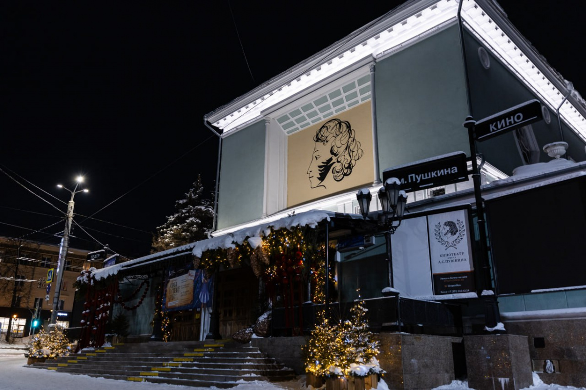 В Челябинске установили подстветку на здании театра Манекен*