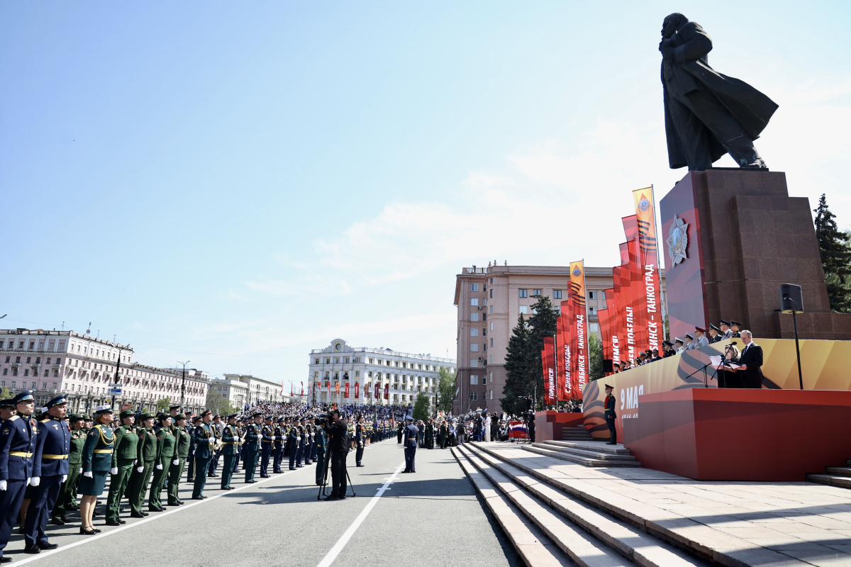 Защитники прошли по главной площади Челябинска: лучшие фото с Торжественного построения*