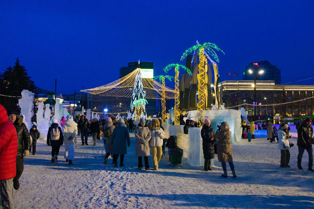 Горки в ледовом городке Челябинска закрыли из-за потепления*1