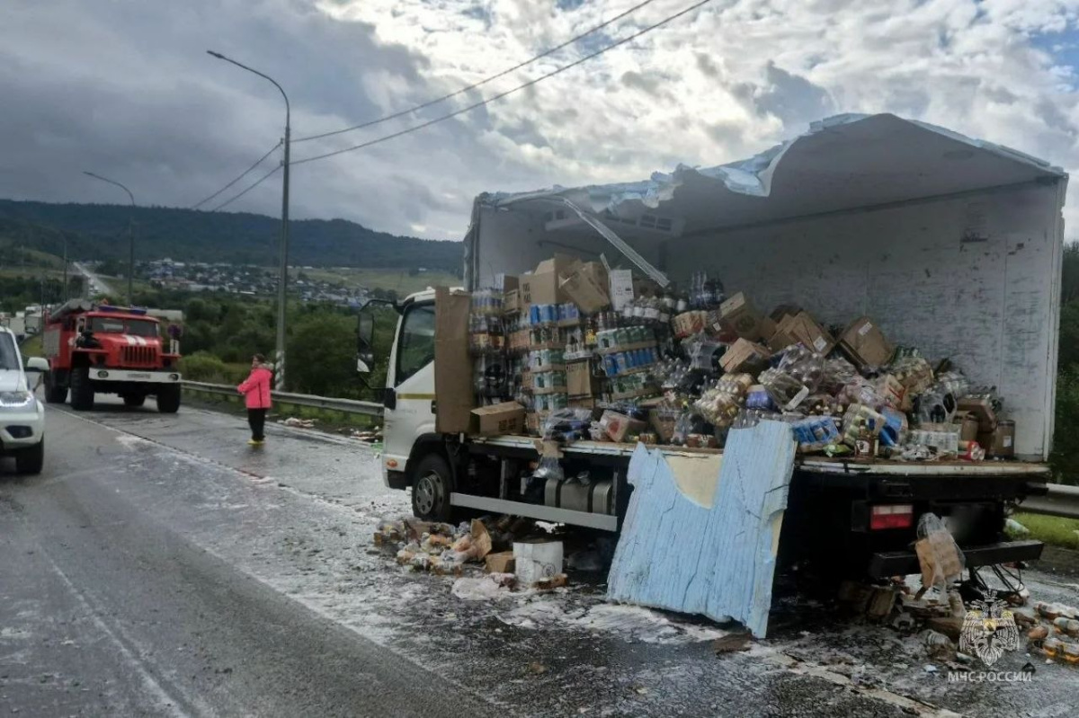 Грузовик с напитками разорвало при массовом ДТП в Челябинской области*