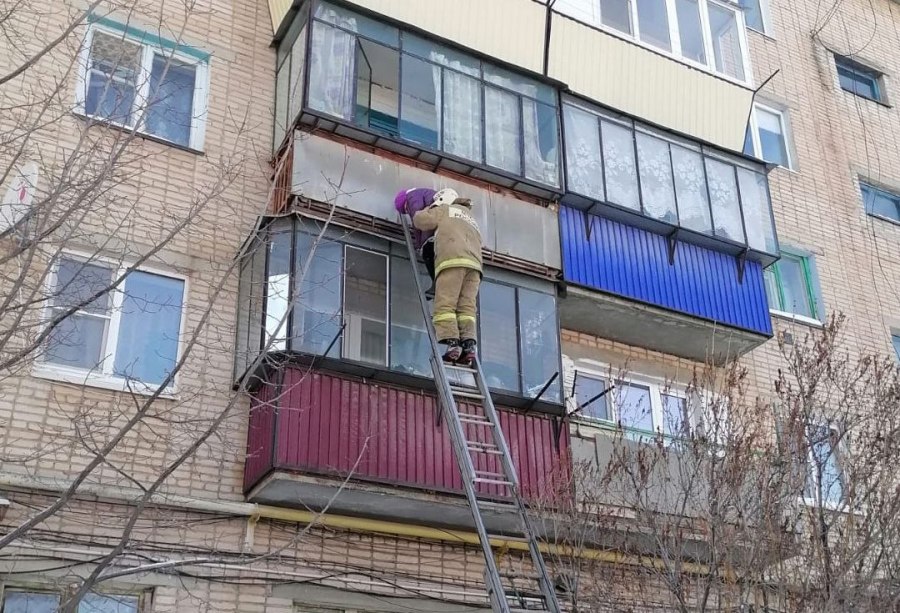В Карталах пенсионерка застряла на козырьке балкона