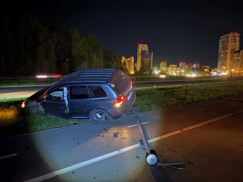Пьяный гонщик на Volkswagen феерично снес столб в Челябинске*