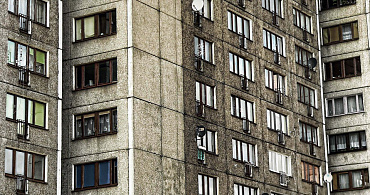 Школьница выпала из окна восьмого этажа в Челябинске