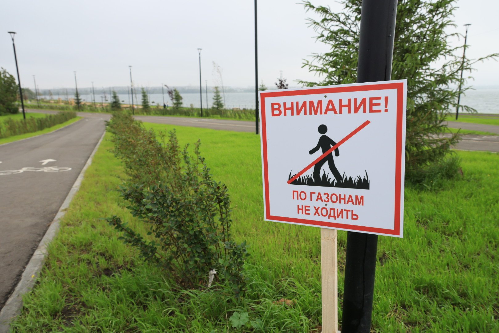 Спортивная площадка и 4 спуска к воде: в Челябинске открыли новую набережную