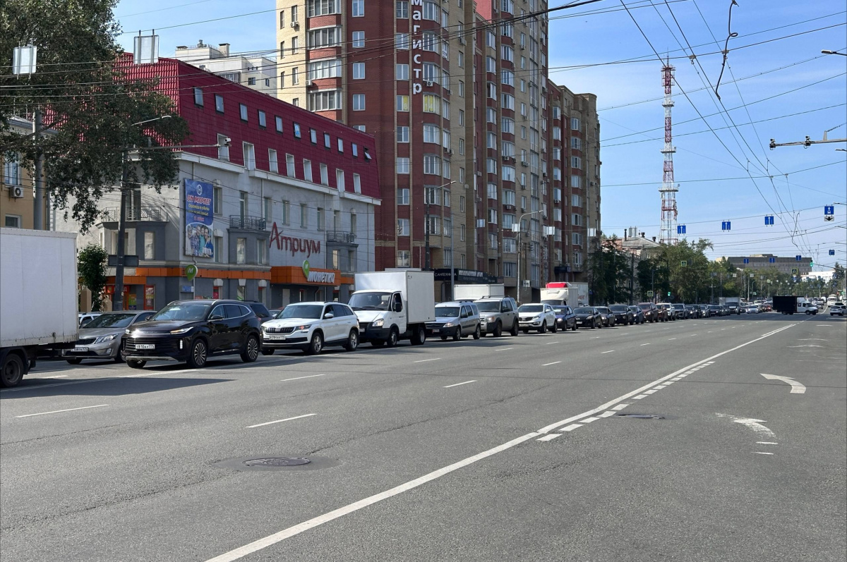 Челябинцы попали в гигантскую пробку на перекрестке улиц Воровского и Доватора*1