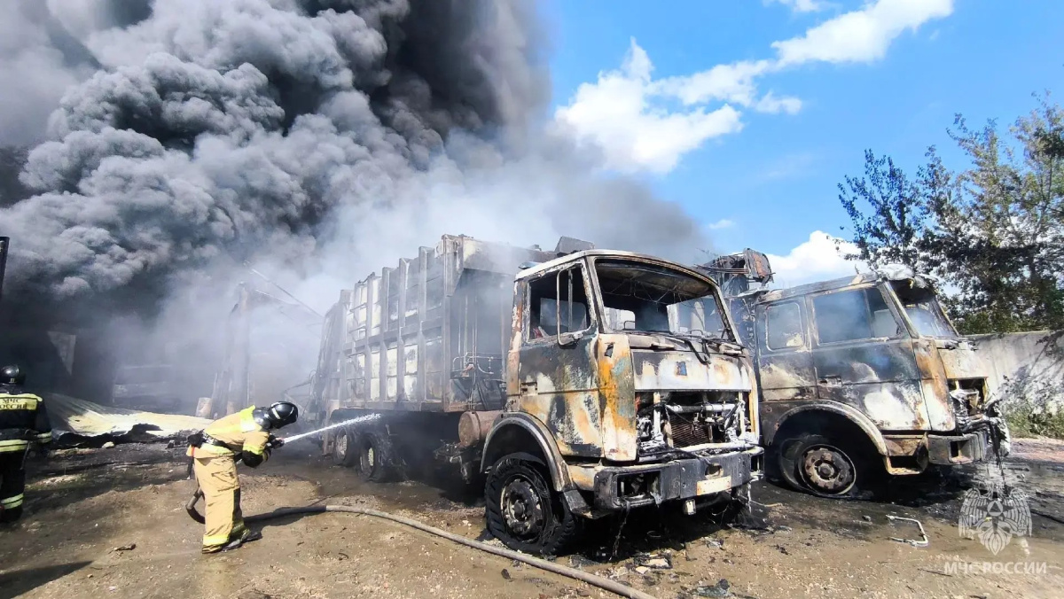 Под Челябинском потушили пожар на складе с горючими жидкостями*