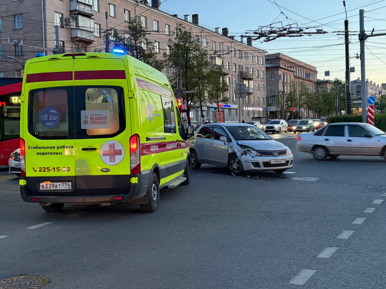 13-летняя школьница пострадала при столкновении троллейбуса и иномарки в Челябинске