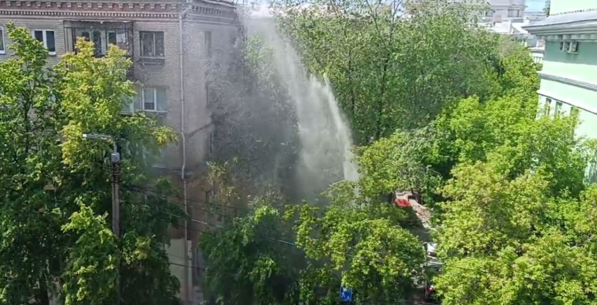 Коммунальный фонтан с пятиэтажный дом появился в центре Челябинска*