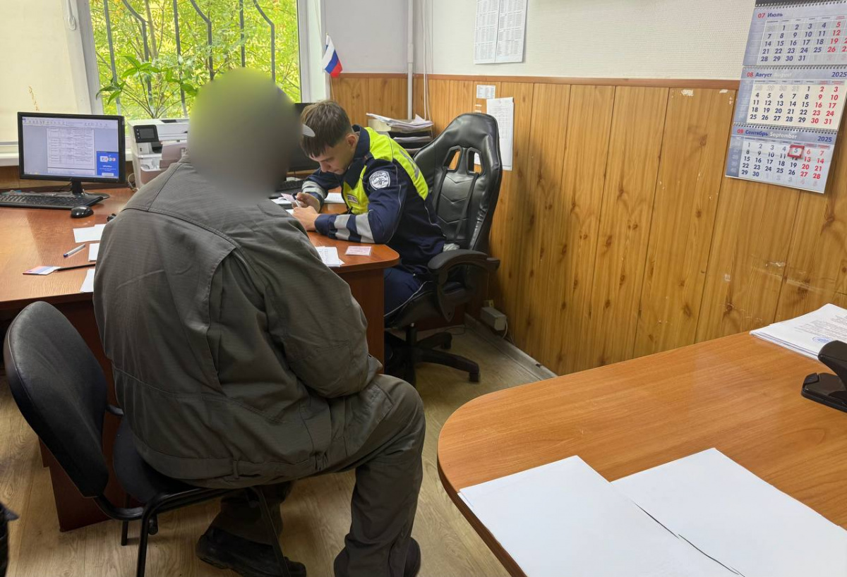Нашли по видео: челябинского инкассатора оштрафовали на 2 тыс за езду по тротуару*