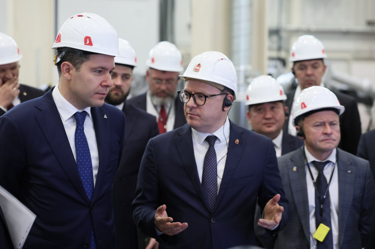 Алексей Текслер показал министру Антону Алиханову уникальный завод роботов*