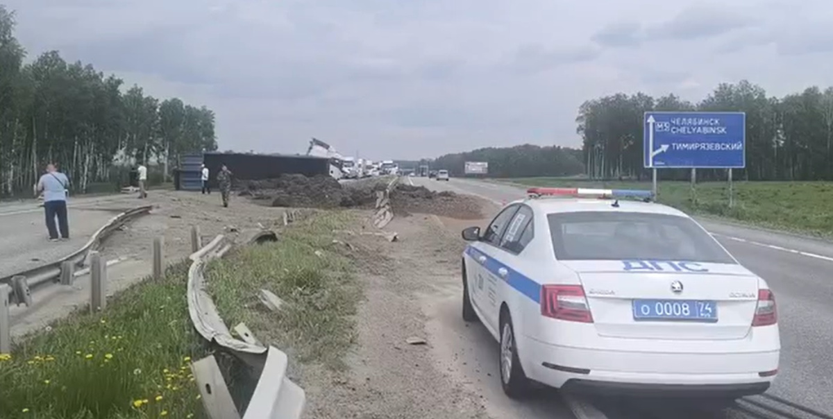 Упавшая фура перекрыла проезд по М5 в Челябинской области*